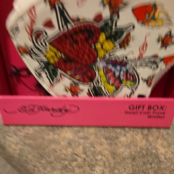 Ed Hardy White Heart Wristlet with Tattoo Art Nwt - Picture 3 of 3